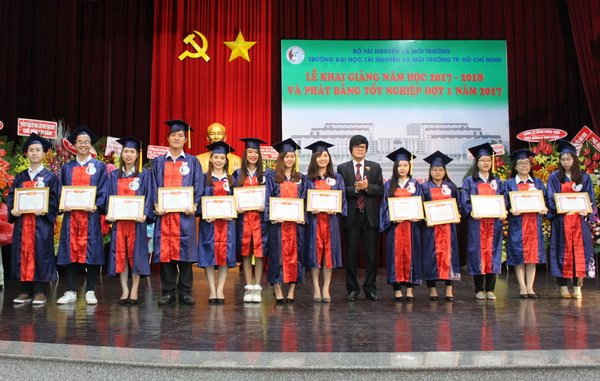 PGS.TS. Phan Đình Tuấn – Hiệu trưởng Trường Đại học TN&MT TP.HCM trao tặng Giấy khen của Trường cho các sinh viên tốt nghiệp loại giỏi
