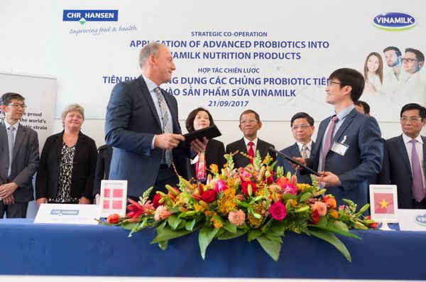 Ông Phan Minh Tiên - Giám đốc Điều hành Marketing Vinamilk và ông Lasse Nagell -  Phó Chủ tịch cấp cao Tập đoàn Chr.Hansen trao thỏa thuận hợp tác tại buổi lễ ký kết