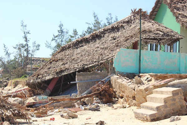 Một ngôi nhà của người dân sóng đánh sập