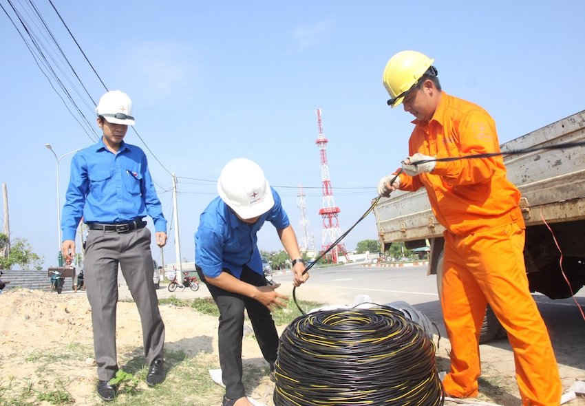 Các đoàn viên thanh niên ra quân thực hiện công trình “Ánh sáng đường quê” tại huyện Triệu Phong