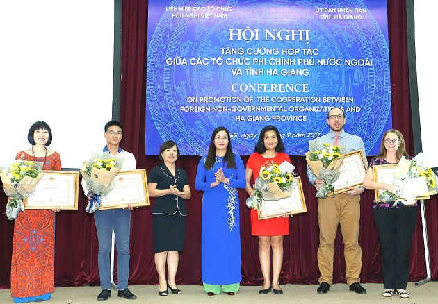  Phó Chủ tịch UBND tỉnh Hà Giang Hà Thị Minh Hạnh trao tặng Bằng khen cho các tập thể, cá nhân các tổ chức Phi Chính phủ nước ngoài có nhiều đóng góp đối với sự phát triển của Hà Giang.