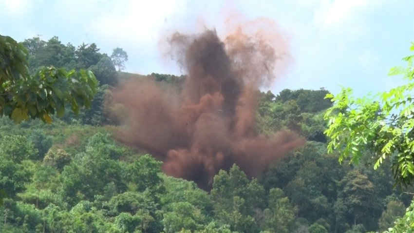 Lực lượng chức nặng tiến hành hủy nổ quả bom được phát hiện