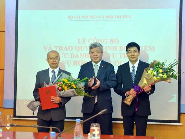 Thứ trưởng Bộ TN&MT Nguyễn Linh Ngọc trao Quyết định bổ nhiệm và tặng hoa chúc mừng 02 tân Phó Vụ trưởng Vụ Hợp tác quốc tế