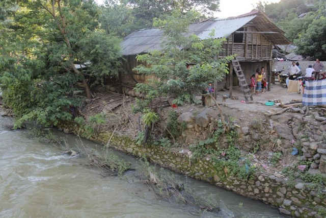 Ngôi nhà chị Lò Thị Dung chênh vênh bên bờ suối Chiến
