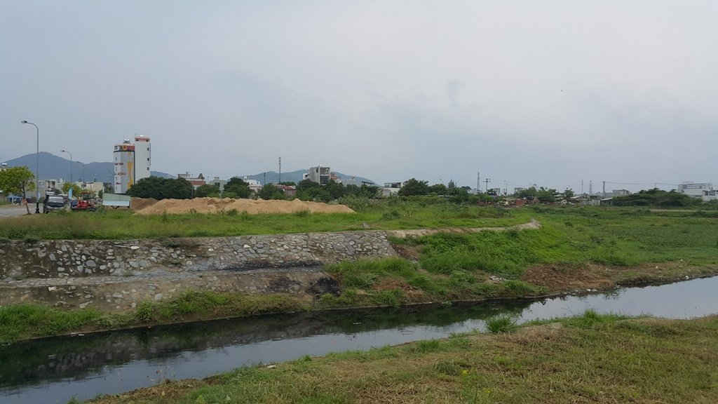 Bèo rác phủ đầy, nước bị ô nhiễm và sản xuất gạch block trên đất UBND quận Liên Chiểu cho Cty Tây Hồ mượn