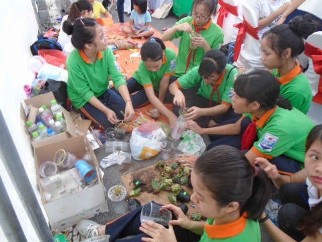 Trẻ em hào hứng sáng tạo từ các vật liệu tái chế