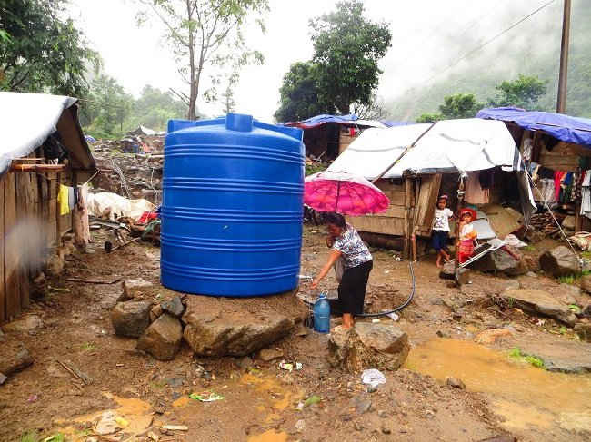 Kịp thời lắp đặt các bồn chứa nước phục vụ nhu cầu sinh hoạt của nhân dân