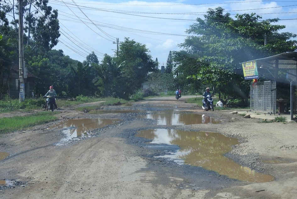 Tỉnh lộ 9 xuống cấp khiến việc đi lại của người dân gặp rất nhiều khó khăn.