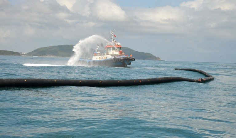 Diễn tập ứng phó sự cố tràn dầu trên vùng biển Vịnh Việt Thanh