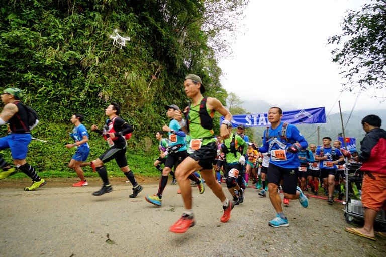 Các vận động viên quốc tế thích thú tham dự Giải marathon vượt núi Việt Nam 2017 tổ chức tại vùng du lịch Sa Pa (Lào Cai).