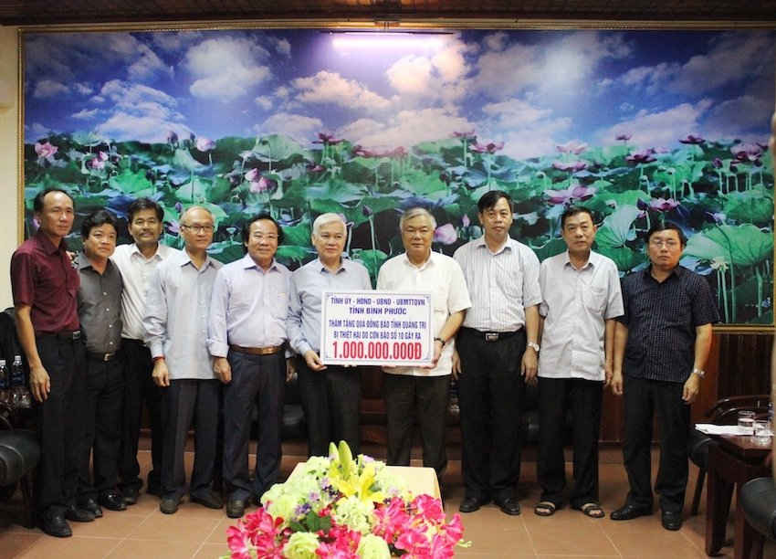 Đoàn công tác tỉnh Bình Phước trao tặng 1 tỷ đồng hỗ trợ người dân Quảng Trị bị thiệt hại bão số 10