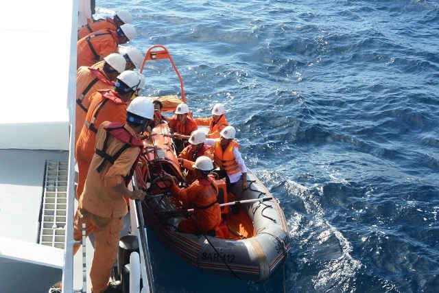 Khẩn trương đưa nạn nhân lên tàu SAR để cấp cứu