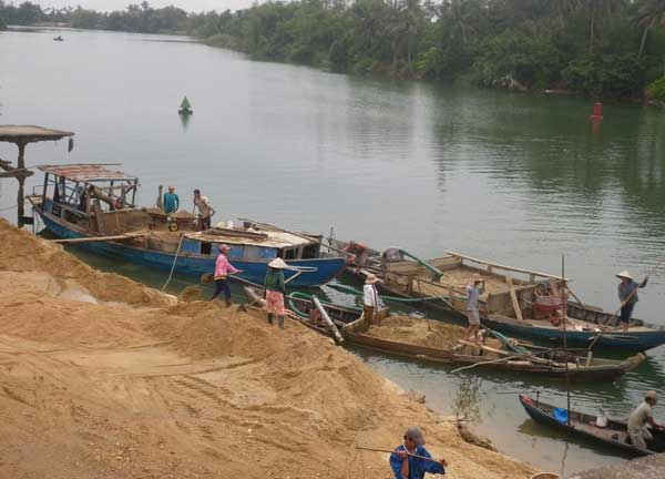 Vấn nạn khai thác cát trộm trên sông Hương vẫn còn tiếp diễn