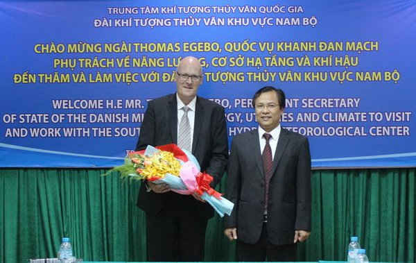 Ông Lê Ngọc Quyền – Giám đốc Đài KTTV khu vực Nam bộ tặng hoa cho Quốc vụ khanh Đan Mạch Thomas Egebo