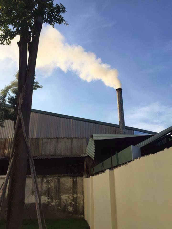 Các cột khói phun ra từ các công ty, xí nghiệp khiến bầu không khí ô nhiễm, ngột ngạt.