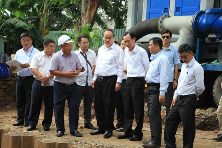 Bí thư Thành ủy TP.HCM Nguyễn Thiện Nhân cùng lãnh đạo thành phố thị sát siêu máy bơm chống ngập.