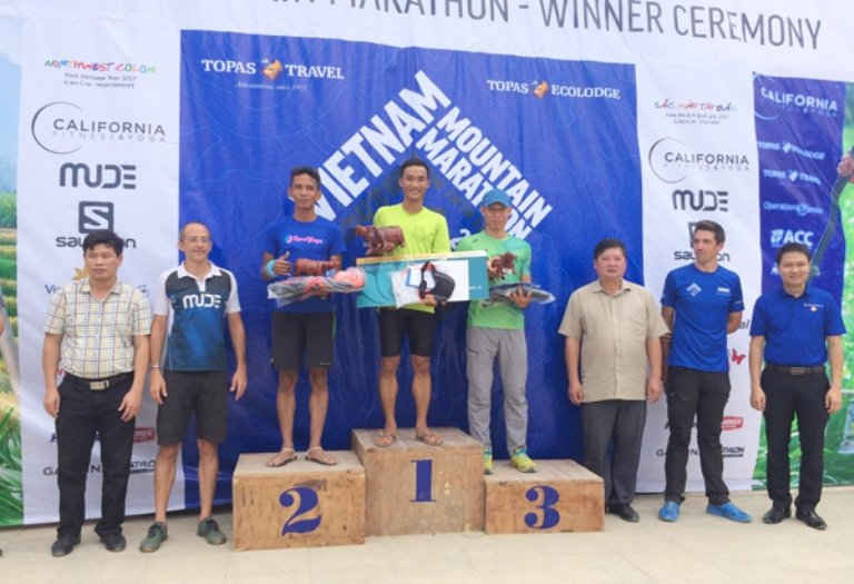 Vận động viên Trần Quang (Đà Nẵng) là VĐV đầu tiên của Việt Nam giành giải nhất cự ly 100 km nhận cùng một số VĐV khác nhận giải thưởng trong lễ bế mạc chiều ngày 24/9.