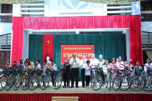 Phó Thủ tướng và phu nhân trao xe đạp, học bổng cho các cháu học sinh xã Bản Giang
