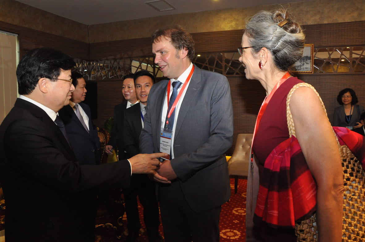 Phó Thủ tướng Trịnh Đình Dũng trao đổi với các đại biểu quốc tế trước giowf khai mạc Hội nghị sáng 26/9