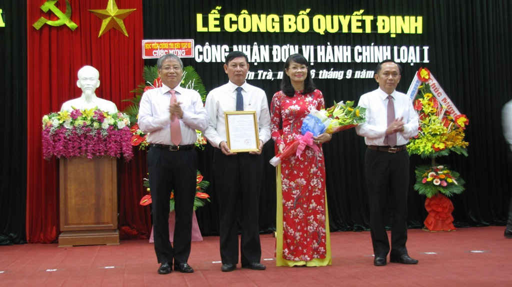 Lãnh đạo quận Sơn Trà nhận quyết định công bố