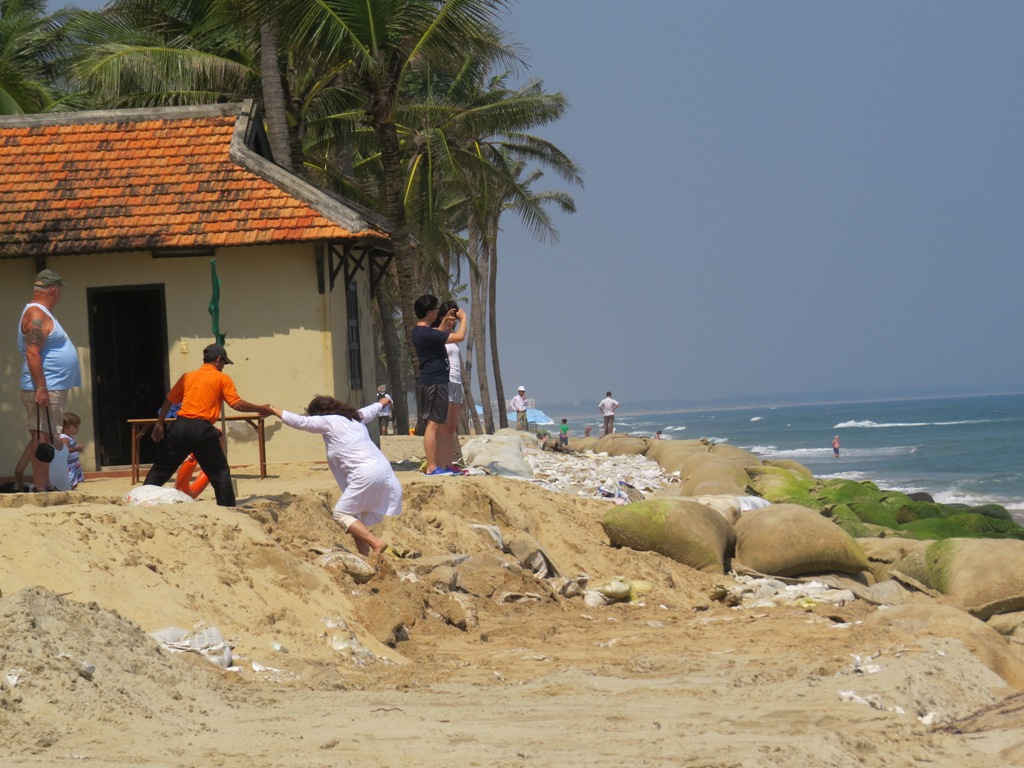Việc sử dụng các bao cát chắn sóng (kè mềm) mà chính quyền Hội An đang làm như  hiện nay chỉ là giải pháp khẩn cấp tạm thời ví như “muối bỏ biển”