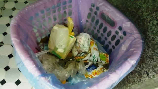 Túi đựng rác thải sinh hoạt nhưng có lẫn rác thải y tế