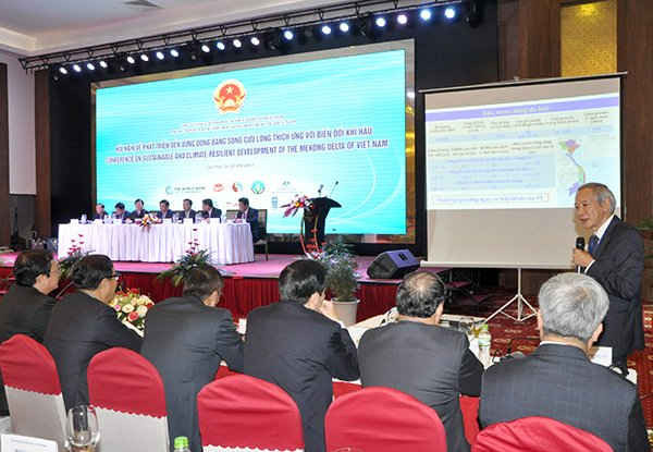 GS.TS Trần Thục trình bày báo cáo đề dẫn tại Hội nghị sáng 26/9. Ảnh: Việt Hùng