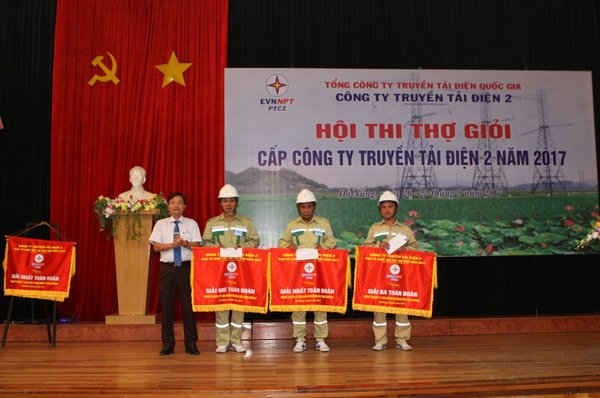 Đại diện tập thể nhận giải thưởng tại Hội thi