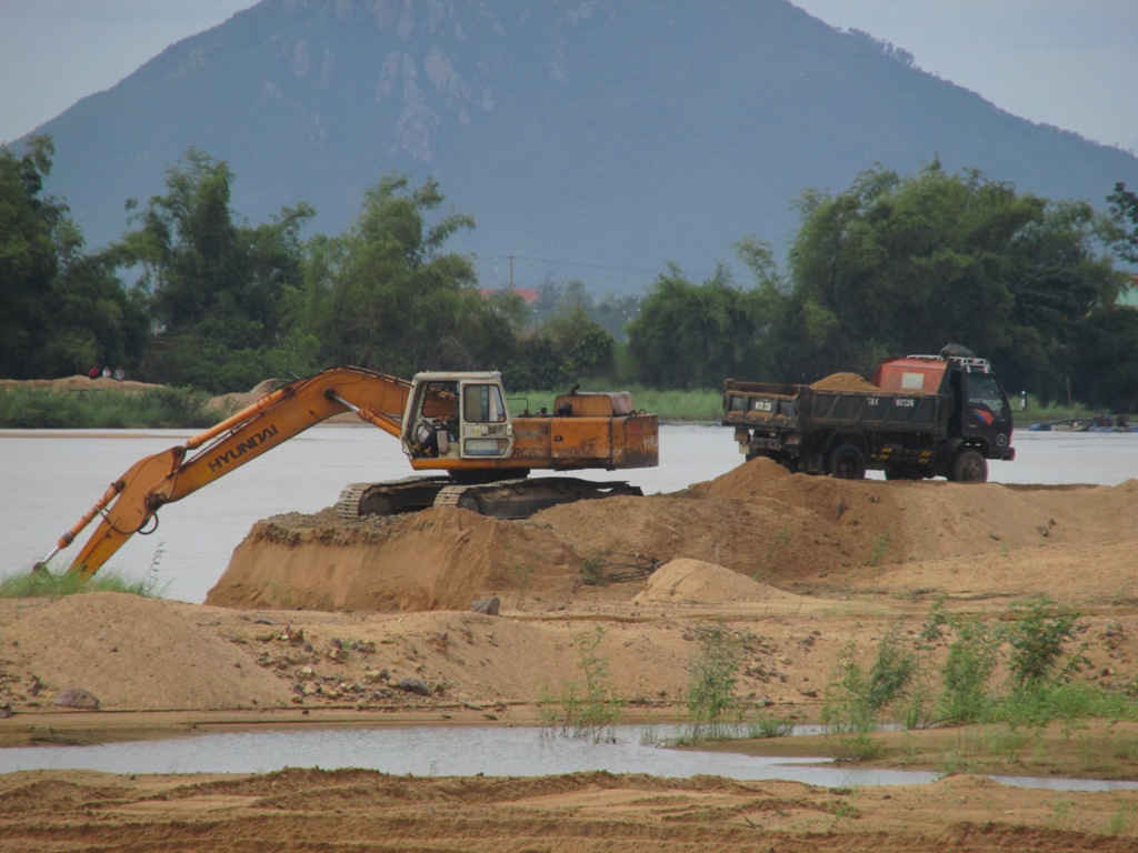 Công ty TNHH Xây dựng và Thương mại Trần Đại khai thác ngoài vị trí cấp phép tại mỏ cát vật liệu xây dựng thông thường sông Đà Rằng, thị trấn Phú Thứ, huyện Tây Hòa