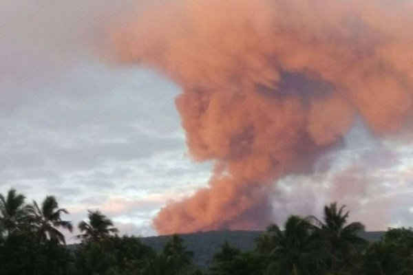 Khói màu đỏ bay ra từ núi lửa Manaro trên đảo Ambae vào ngày 26/9. Ảnh Facebook Hội chữ thập đỏ Vanuatu