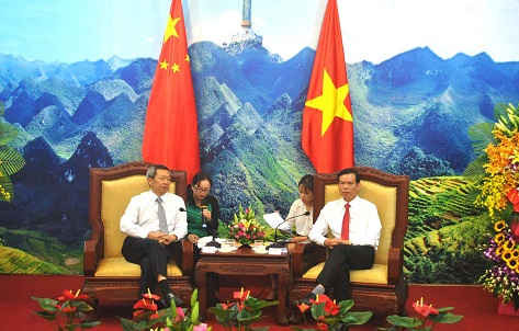  Bí thư Tỉnh ủy Hà Giang Triệu Tài Vinh và Bí thư Châu ủy châu Văn Sơn Đồng Chí Vân tại buổi hội đàm.