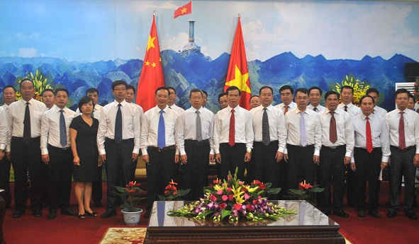 Lãnh đạo tỉnh Hà Giang chụp ảnh lưu niệm với đoàn Đại biểu Châu ủy châu Văn sơn, tỉnh Vân Nam (Trung Quốc).
