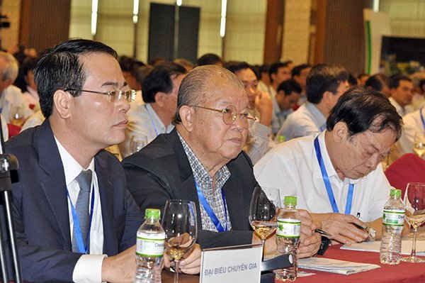 Giáo sư Võ Tòng Xuân (giữa) tại Hội nghị