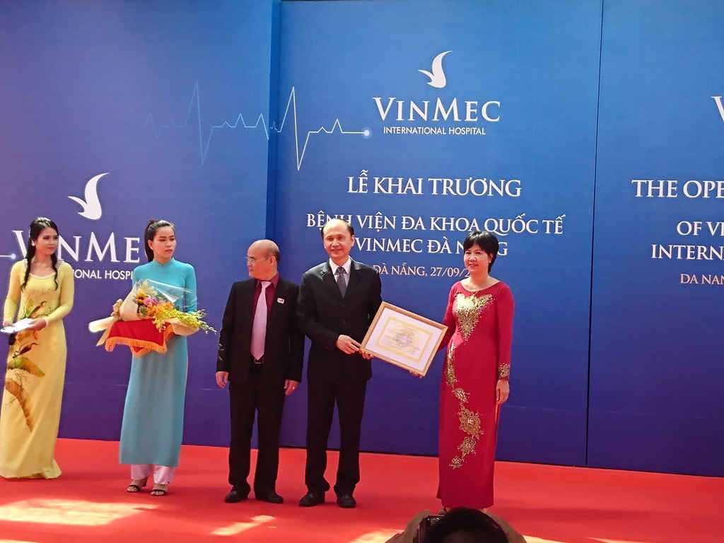 Thứ trưởng Bộ Y tế trao chứng nhận hoạt động cho Bệnh viện Đa khoa quốc tế Vinmec Đà Nẵng
