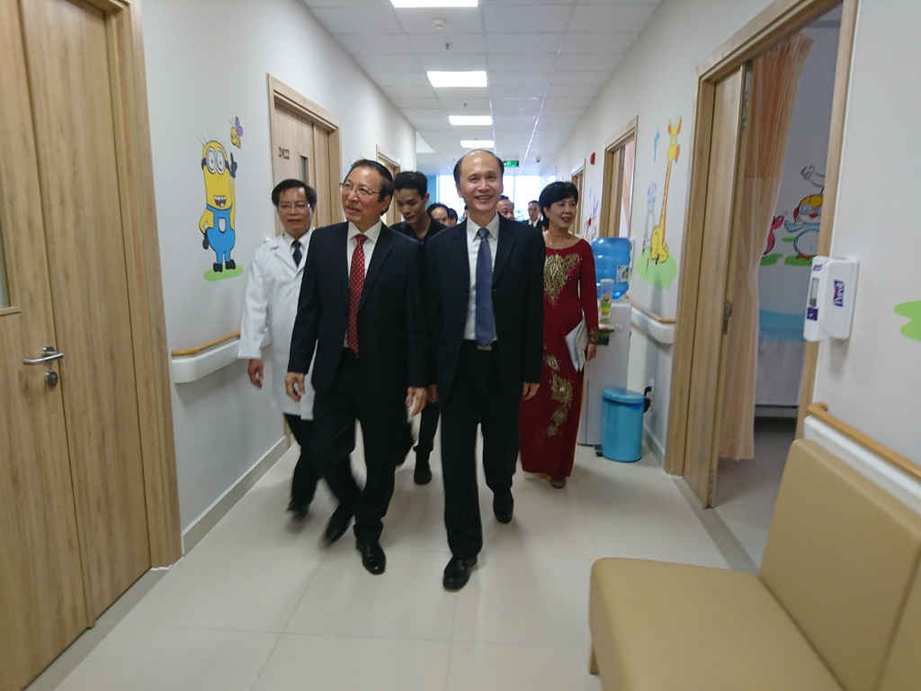 Thứ trưởng Bộ Y tế cùng các đại biểu thăm quan bệnh viện
