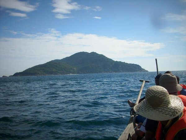 Tiếp cận đảo Sơn Chà bằng thuyền