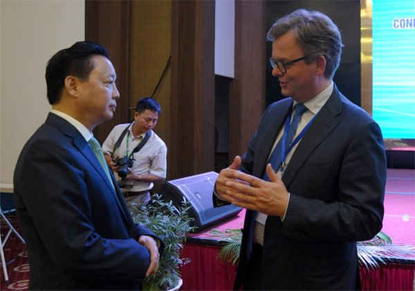 Bộ trưởng Trần Hồng Hà trao đổi với các đại biểu quốc tế dự Hội nghị 