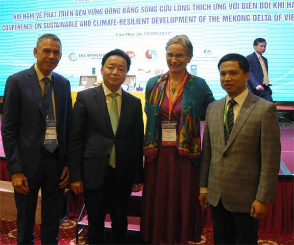 Bộ trưởng Trần Hồng Hà và ông Phạm Phú Bình - Vụ trưởng Vụ Hợp tác quốc tế cùng các đại biểu quốc tế dự Hôi nghị 