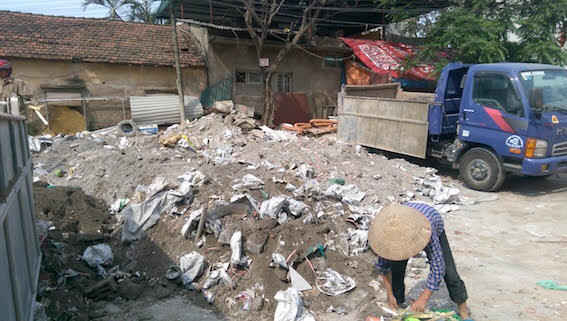 Bãi tập kết phế thải xây dựng trái phép tại ngõ 84 chùa Láng
