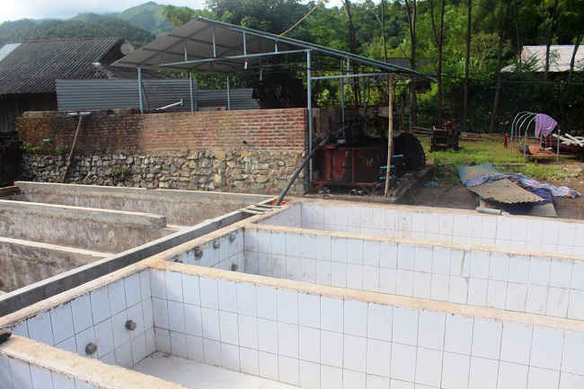 UBND huyện Điện Biên yêu cầu các cơ sở sản xuất dong riềng xây dựng, gia cố hệ thống các ao, bể bể chứa bã thải và nước thải, đảm bảo lắng lọc trước khi xả ra môi trường