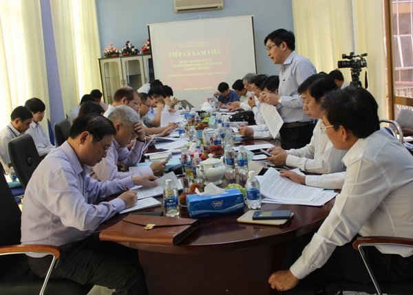 Ông Phạm Xuân Ngọc – Phó Giám đốc Sở Tài nguyên và Môi trường Bình Dương báo cáo tại buổi làm việc