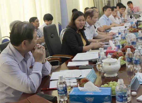 Bà Nguyễn Thị Phương Hoa – Thứ trưởng Bộ Tài nguyên và Môi trường trao đổi các nội dung của dự thảo Luật Đo đạc và Bản đồ tại buổi làm việc