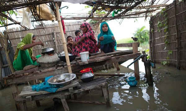 Một gia đình nấu thức ăn trên giường ở Lalmonirhat, Bangladesh - quốc gia dễ bị tổn thương nhất do hậu quả của biến đổi khí hậu. Hình ảnh: Zakir Chowdhury / Barcroft Images