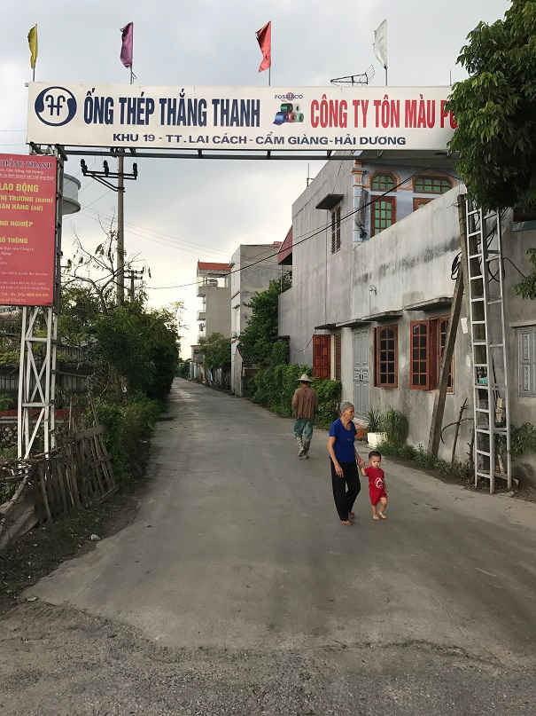Nhà máy sản xuất của Công ty nằm ngay bên cạnh dân cư Khu 19, thị trấn Lai Cách.