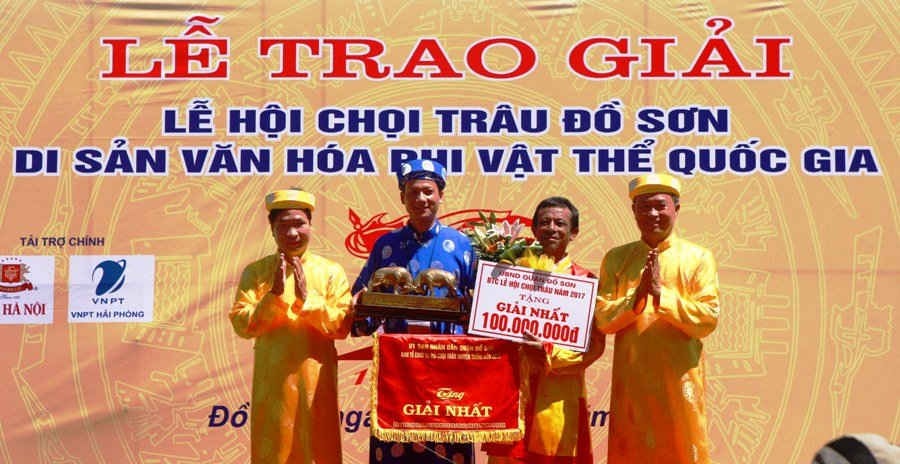 Trao giải cho ông trâu vô địch