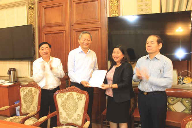 Thứ trưởng Bộ TN&MT Nguyễn Thị Phương Hoa trao công trình nghiên cứu kiểm tra mốc độ cao khu vực TP.HCM  và ĐBSCL năm 2017 cho ông Lê Văn Khoa, Phó Chủ tịch UBND TP.HCM