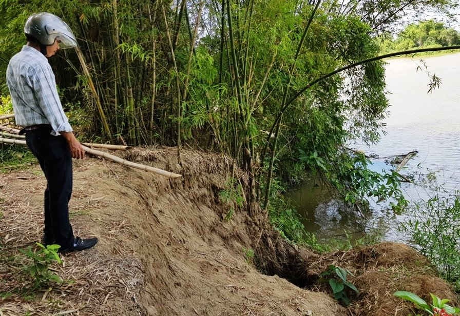 Bà con trong thôn đang rất lo lắng, tình trạng hút cát ồ ạt như hiện nay, mùa mưa lũ sắp đến, tình trạng sạt lở bờ sông sẽ diễn ra phức tạp, khi lòng sông đang ngày bị hút sâu xuống đáy