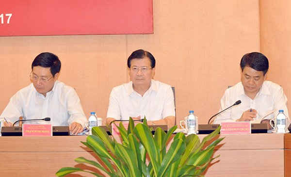Từ trái qua: Phó Thủ tướng Vương Đình Huệ, Phó Thủ tướng Trịnh Đình Dũng và Chủ tịch UBND TP Hà Nội Nguyễn Đức Chung tại buổi làm việc sáng 29/9
