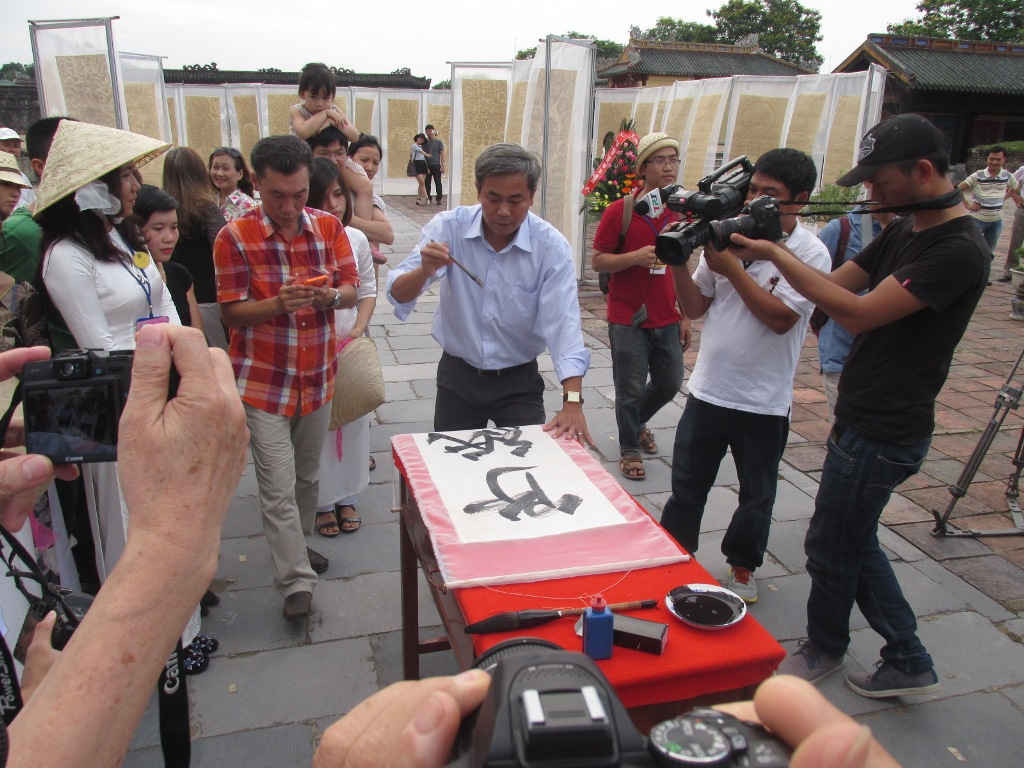 Thư pháp Trúc chỉ do “ông Đồ” Nguyễn Phước Hải Trung – Giám đốc Bảo tàng Cổ vật Cung đình Huế biểu diễn