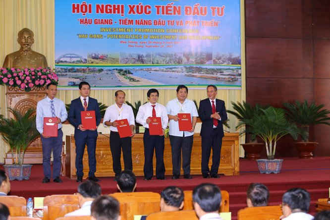 2. Chủ tịch UBND tỉnh Hậu Giang Lữ Văn Hùng trao chứng nhận đầu tư cho các doanh nghiệp đầu tư vào địa bàn